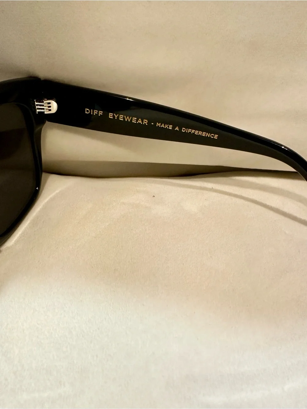 DIFF Oversized Bella polarized Sunglasses in Black